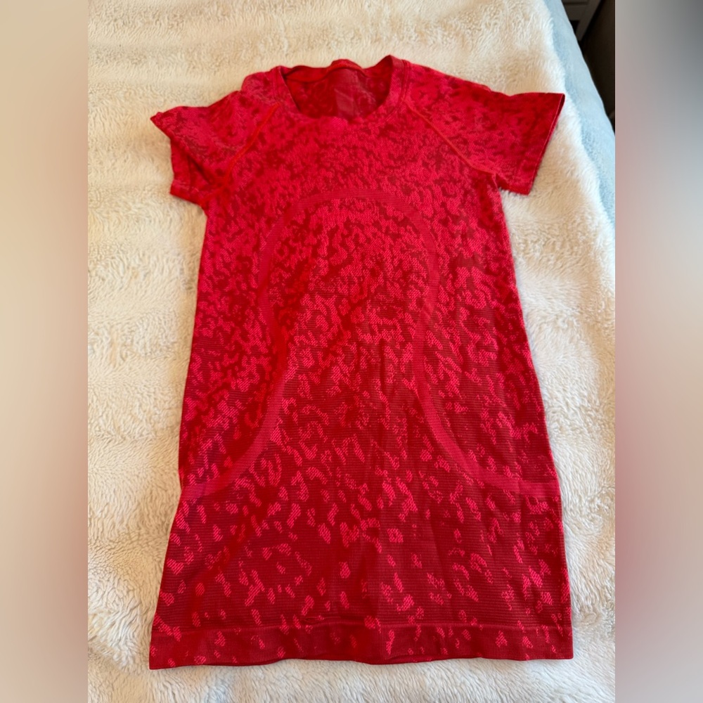 Red patterned Lululemon swiftly tech size 2